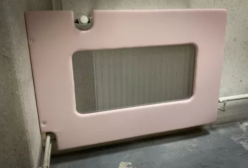 Protection de radiateur avec découpe pour thermostat et pour tuyaux